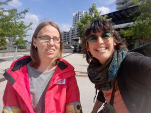 Das Foto zeigt eine Selfie-Aufnahme:Links im Foto ist Ninja, rechts im Foto ist Uli. Beide Peronen lächeln, die Sonne scheint. 